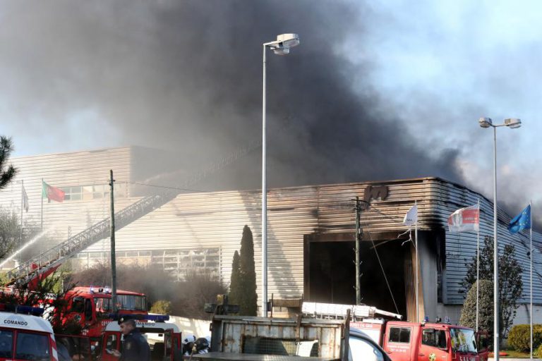 FOGO EM FÁBRICA DE PLÁSTICO EM GAIA DOMINADO