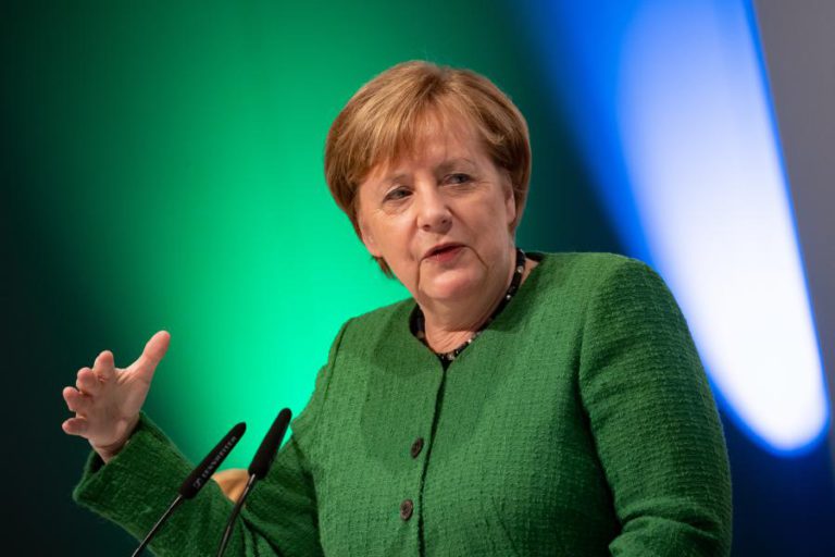 MERKEL DIZ QUE TRATADO FRANCO-ALEMÃO “É NECESSÁRIO” PARA IMPULSIONAR UE