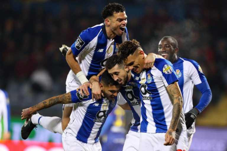 FC PORTO VENCE EM CHAVES COM ‘HAT-TRICK’ DE SOARES