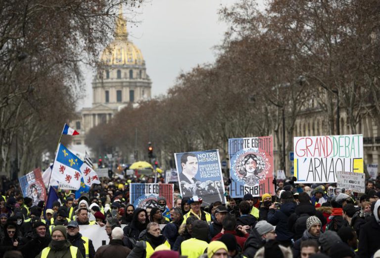 MILHARES DE “COLETES AMARELOS” MANIFESTAM-SE EM FRANÇA PELO DÉCIMO SÁBADO CONSECUTIVO