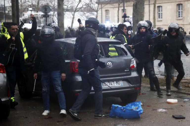 CONFRONTOS VIOLENTOS MARCARAM AS MANIFESTAÇÕES EM FRANÇA DE DEZENAS DE MILHAR DE “COLETES AMARELOS”