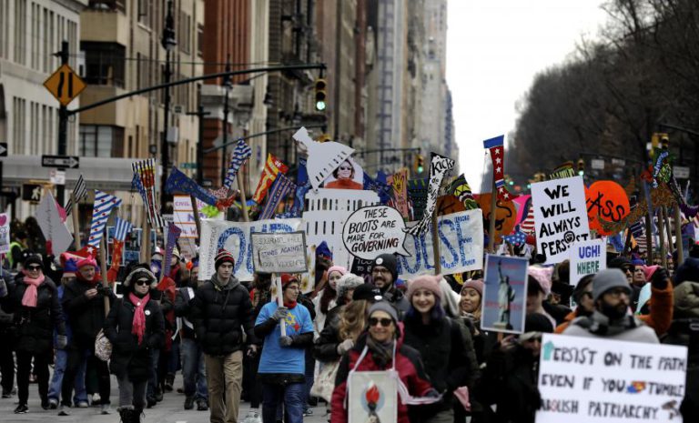 MILHARES DE PESSOAS NAS RUAS DE NOVA IORQUE EM PROTESTO CONTRA DONALD TRUMP