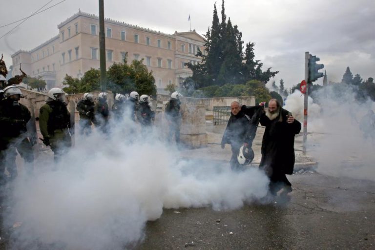 NÚMERO DE FERIDOS EM MANIFESTAÇÃO EM ATENAS SOBE PARA MAIS DE 20