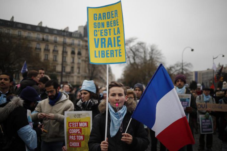 MANIFESTAÇÃO CONTRA O ABORTO E EUTANÁSIA JUNTA MILHARES DE PESSOAS EM PARIS