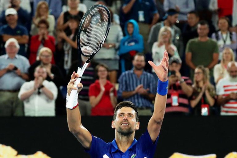 NOVAK DJOKOVIC BATE MEDVEDEV E SEGUE PARA OS QUARTOS DE FINAL DO OPEN DA AUSTRÁLIA