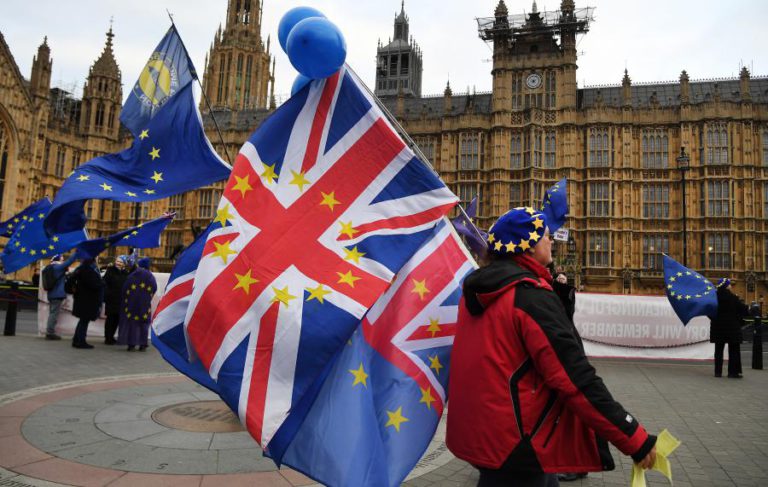 GOVERNO BRITÂNICO RECUA E TORNA GRATUITA CANDIDATURAS DOS EUROPEUS A RESIDENTES