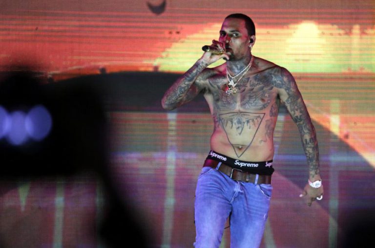 CHRIS BROWN NEGA QUALQUER RELAÇÃO SEXUAL COM MULHER QUE O ACUSA DE VIOLAÇÃO