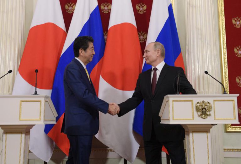PUTIN E ABE COMPROMETEM-SE COM TRATADO DE PAZ RUSSO-JAPONÊS SUSPENSO DESDE FINAL II GUERRA MUNDIAL