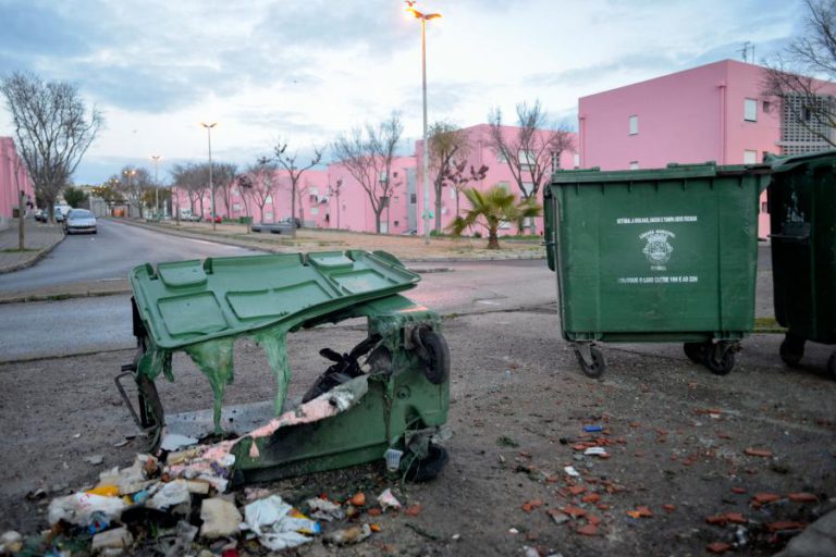 OITO CAIXOTES DO LIXO INCENDIADOS DURANTE A NOITE NO BAIRRO DA BELA VISTA