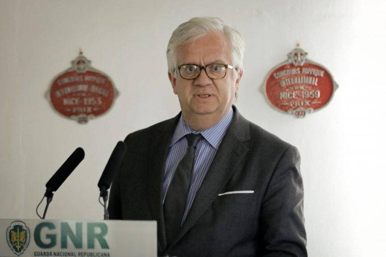 MINISTRO DA ADMINISTRAÇÃO INTERNA DIZ QUE HÁ “SERENIDADE” NO PAÍS