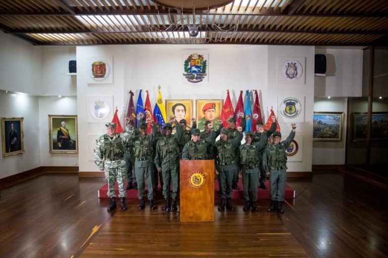 CHEFES MILITARES VENEZUELANOS DECLARAM “LEALDADE ABSOLUTA” A NICOLÁS MADURO