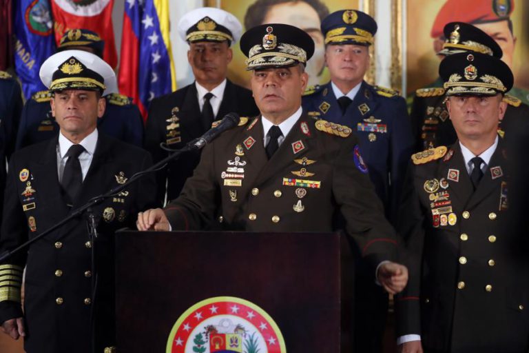 MINISTRO VENEZUELANO DA DEFESA DECLARA LEALDADE DOS MILITARES A MADURO