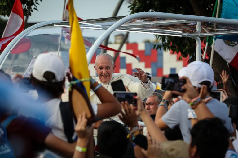 PAPA PEDE A JOVENS QUE SEJAM CONSTRUTORES DA PAZ