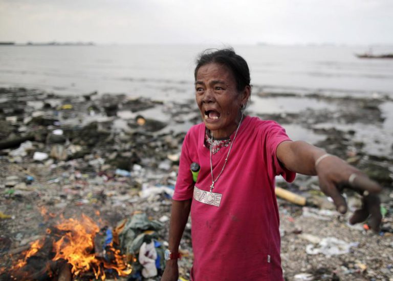 CERCA DE 5.000 PESSOAS LIMPAM A POLUÍDA BAÍA DE MANILA