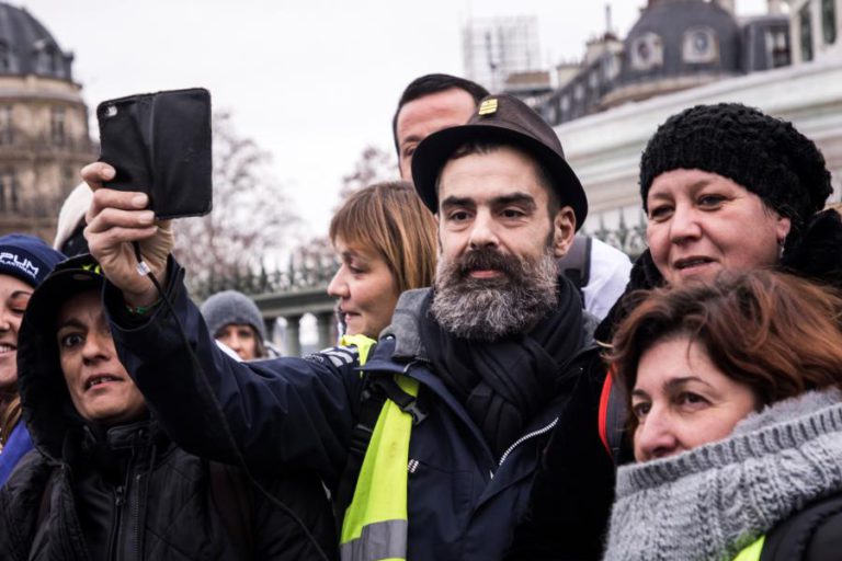 COLETE AMARELO PORTUGUÊS FERIDO APRESENTA QUEIXA CONTRA O ESTADO FRANCÊS