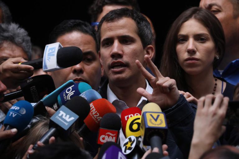 JUAN GUAIDÓ DENUNCIA INTIMIDAÇÃO DE FORÇAS POLICIAIS À SUA FAMÍLIA