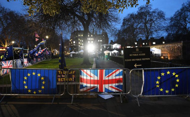 PARLAMENTO SÓ APROVA ACORDO DE ‘BREXIT’ SE UE TIRAR MEDIDA PARA IRLANDA DO NORTE