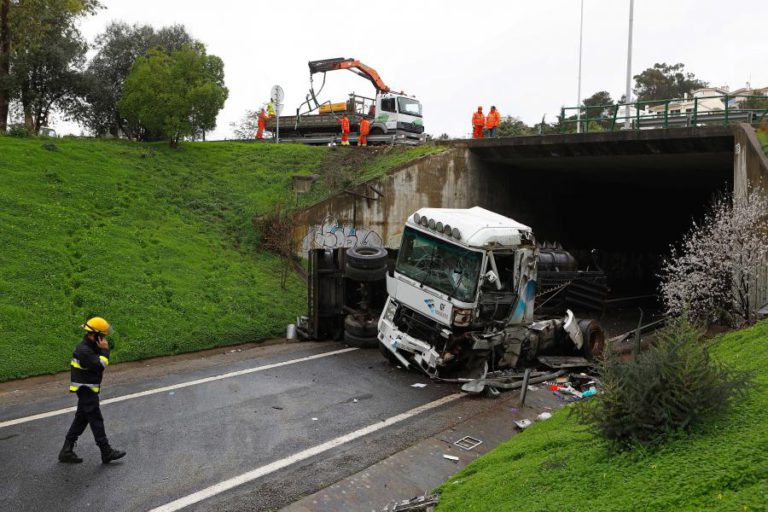 DESPISTE DE CAMIÃO NA A5 NO SENTIDO CASCAIS-LISBOA PROVOCA UM MORTO