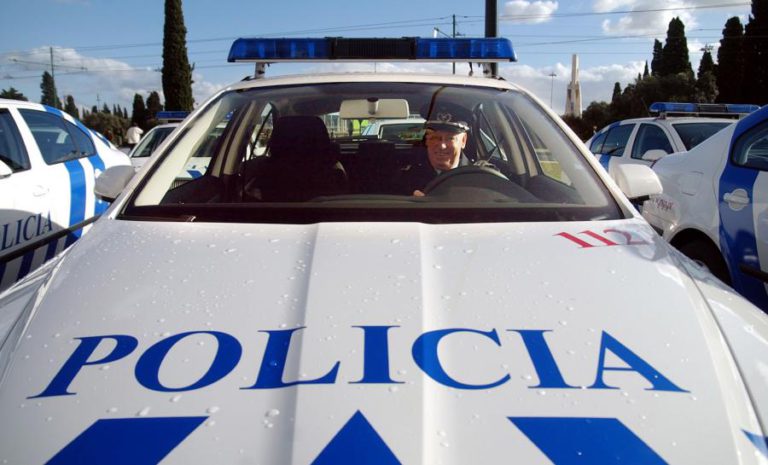 CARRO DA PSP APEDREJADO DURANTE A NOITE EM LOURES