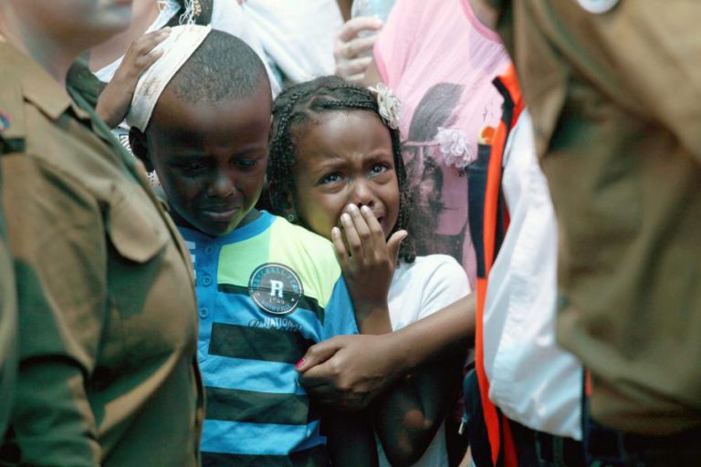 DEZENAS DE MILHARES DE CRIANÇAS FORÇADAS A PARTICIPAR EM CONFLITOS EM ÁFRICA