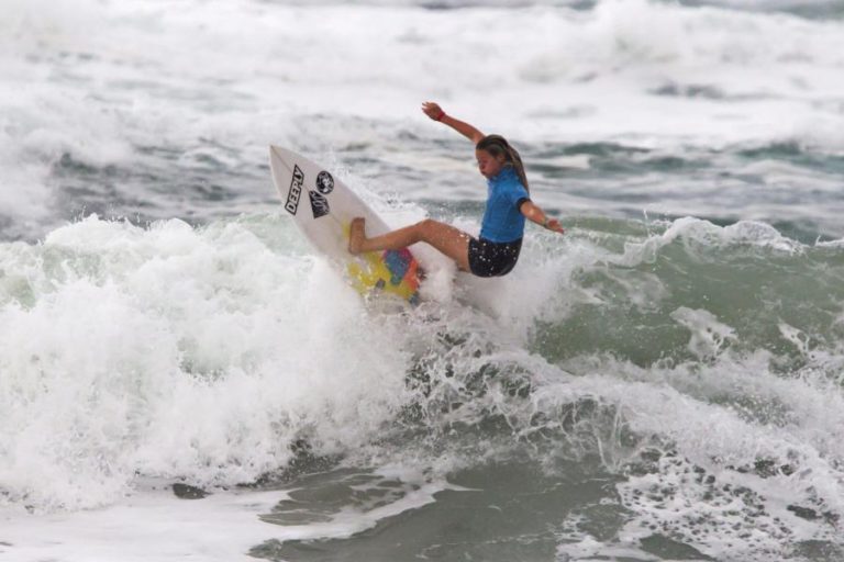 CAMILLA KEMP TEM COMO OBJETIVO ENTRAR NO CIRCUITO MUNDIAL DE SURF EM 2020