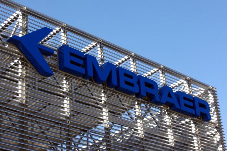 ACIONISTAS DA BRASILEIRA EMBRAER APROVARAM FUSÃO COM A BOEING