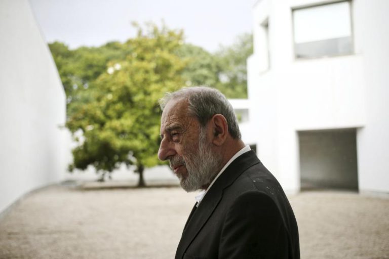 ÁLVARO SIZA CONTENTE COM NOVA SEDE DO BANCO DE CABO VERDE QUE PROJETOU HÁ 20 ANOS