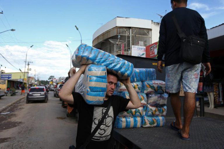 VENEZUELANOS PROCURAM MANTIMENTOS NO BRASIL ANTES DO FECHO DA FRONTEIRA