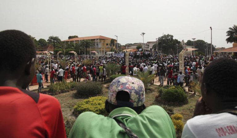 POLÍCIA GUINEENSE DETEVE 20 JOVENS POR ATOS ILÍCITOS DURANTE MANIFESTAÇÃO