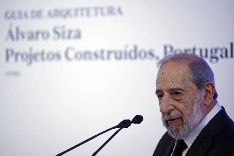 SIZA VIEIRA PROFERE PALESTRA EM CABO VERDE SOBRE BETÃO BRANCO