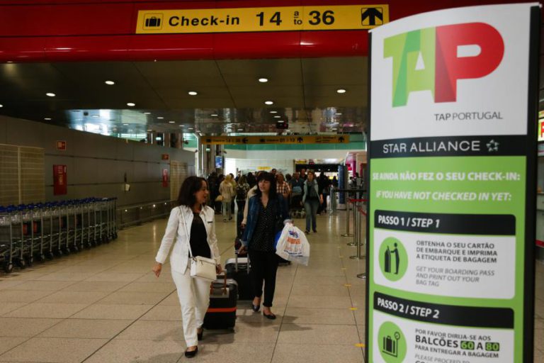 TRABALHADORES DA TAP ENTREGAM PRÉ-AVISO DE GREVE AO TRABALHO FORA DA BASE