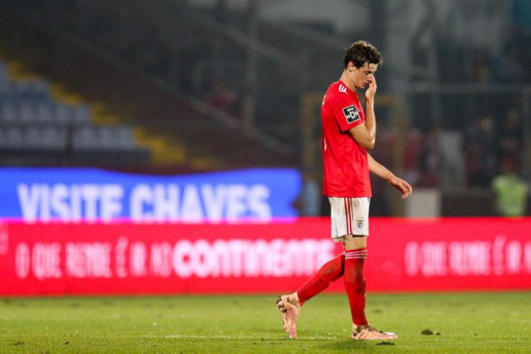 CONTI DE REGRESSO NUM TREINO DO BENFICA EM QUE TAARABT FOI A NOVIDADE
