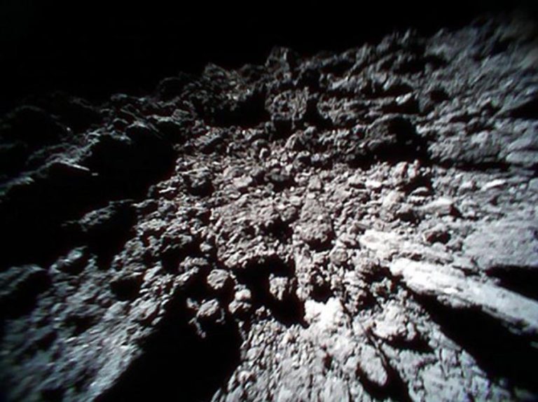 SONDA JAPONESA DEVERÁ ATERRAR NA QUINTA-FEIRA NUM ASTEROIDE PARA RECOLHER AMOSTRAS