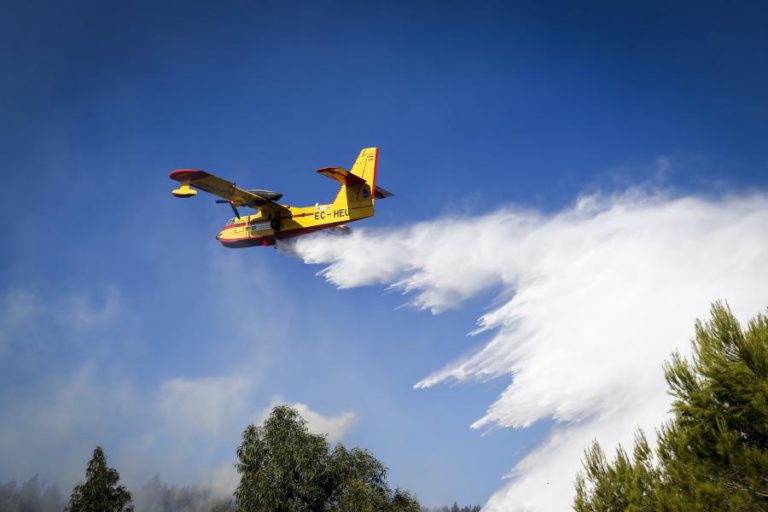 FOGO EM ZONA DE DÍFICIL ACESSO EM CASTRO DAIRE MOBILIZA DOIS MEIOS AÉREOS