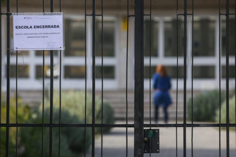 FUNCIONÁRIOS DAS ESCOLAS EM GREVE A 21 E 22 DE MARÇO