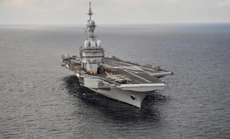 FRAGATA PORTUGUESA ESCOLTA PORTA-AVIÕES FRANCÊS EM MISSÃO NO MEDITERRÂNEO