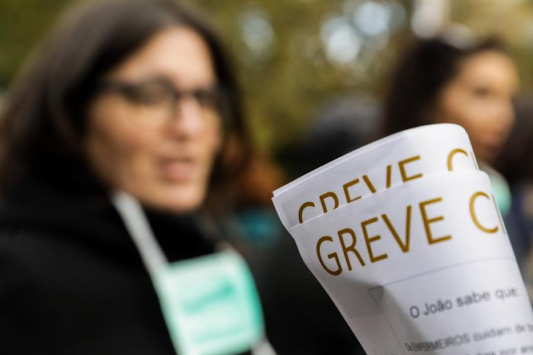 GREVE DOS ENFERMEIROS ADIA 57% DAS CIRURGIAS PREVISTAS EM DOIS DIAS