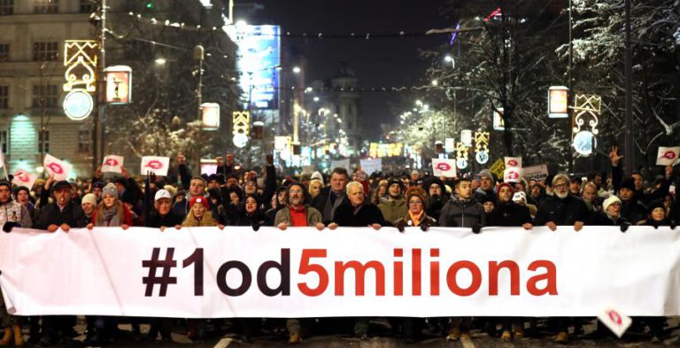 SÉRVIOS PROTESTAM CONTRA PRESIDENTE VUCIC PELA 10.ª SEMANA CONSECUTIVA