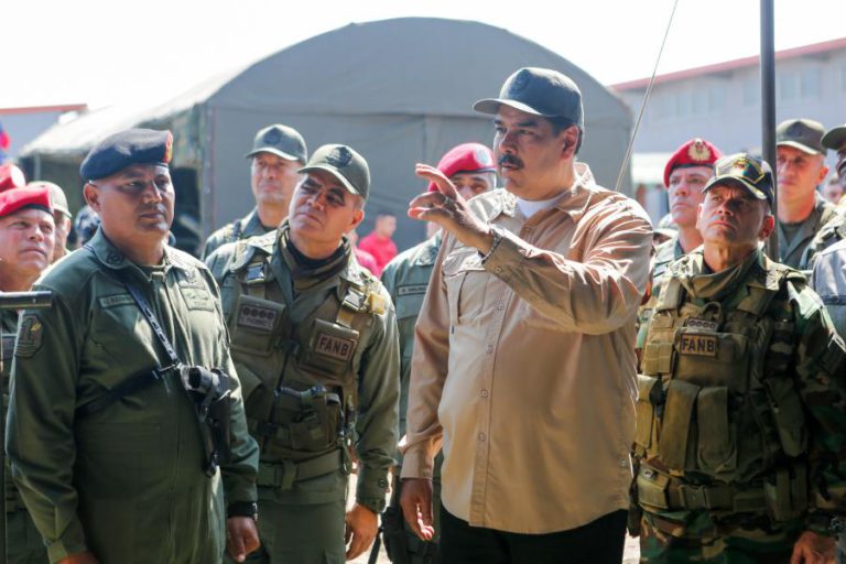 NICOLÁS MADURO JURA “DERROTAR O GOLPE DE ESTADO” CONTRA O SEU GOVERNO