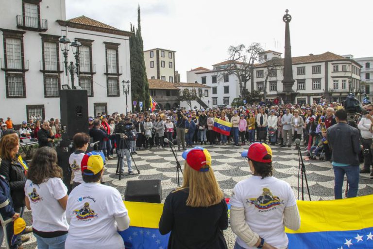 MAIS DE 200 PESSOAS MANIFESTARAM APOIO A GUAIDÓ NO FUNCHAL
