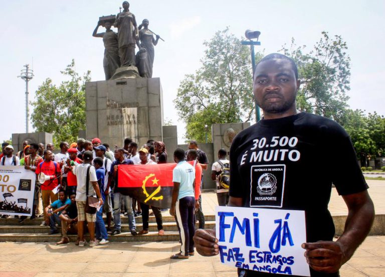 ANGOLANOS EXIGEM REVOGAÇÃO DO AUMENTO DE 900% NO PREÇO DO PASSAPORTE