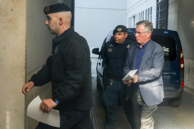 ARMANDO VARA JUSTIFICA MILHÃO DE EUROS DA FILHA COM TRABALHOS DE CONSULTORIA