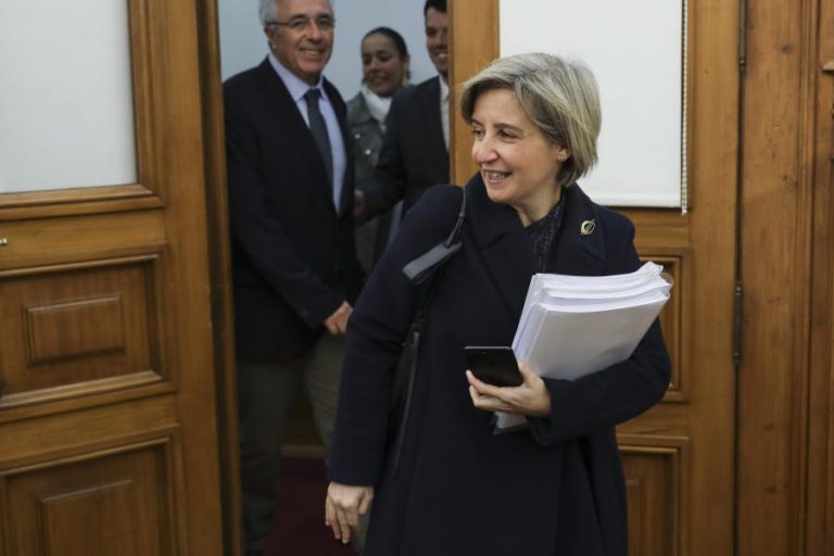 MINISTRA DIZ QUE DIA FOI TRANQUILO NOS HOSPITAIS ABRANGIDOS PELA REQUISIÇÃO CIVIL