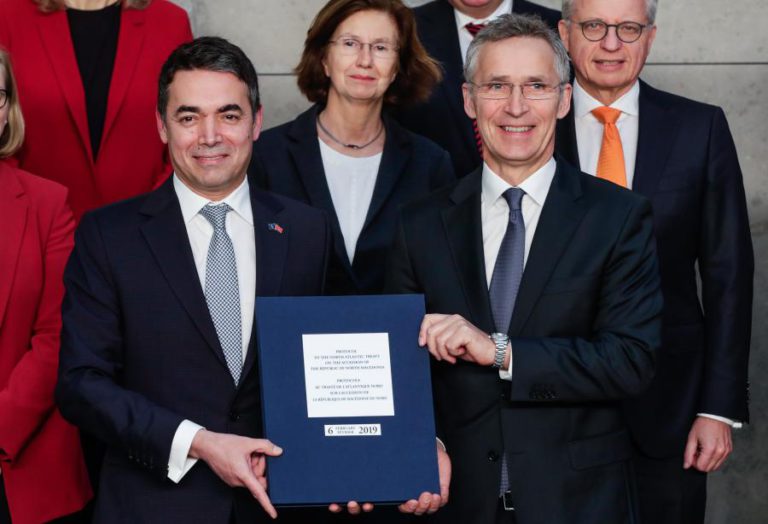 MACEDÓNIA E NATO ASSINAM DOCUMENTOS PARA ADESÃO À ORGANIZAÇÃO