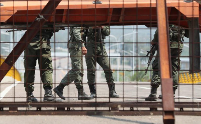 VENEZUELA REFORÇA PRESENÇA MILITAR JUNTO À FRONTEIRA COM A COLÔMBIA