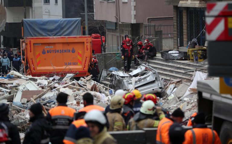 SOBE PARA SEIS O NÚMERO DE MORTOS EM DESMORONAMENTO DE PRÉDIO NA TURQUIA
