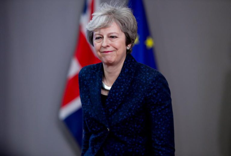 BREXIT: MAY PROMETE CONCRETIZAR SAÍDA DO REINO UNIDO DA UE “DENTRO DO PRAZO”