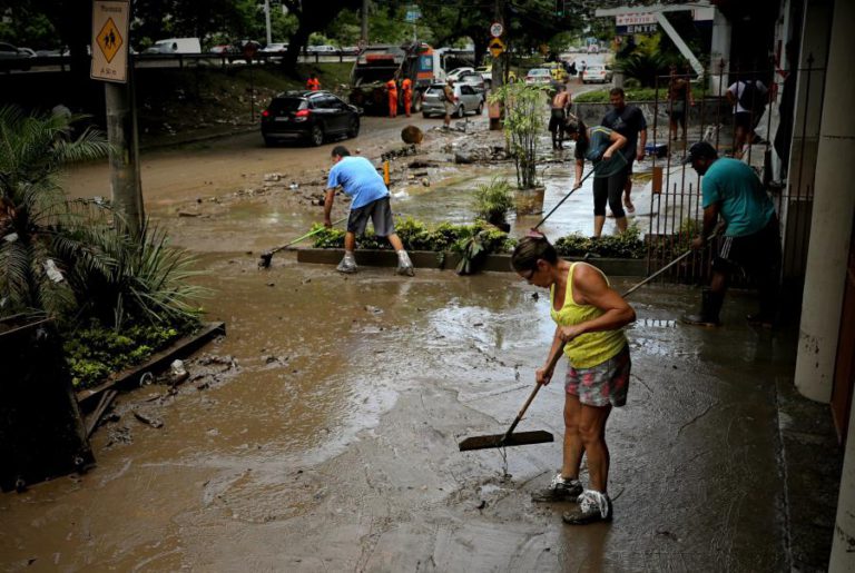 SEIS MORTOS CONFIRMADOS EM TEMPORAL QUE ATINGIU O RIO DE JANEIRO