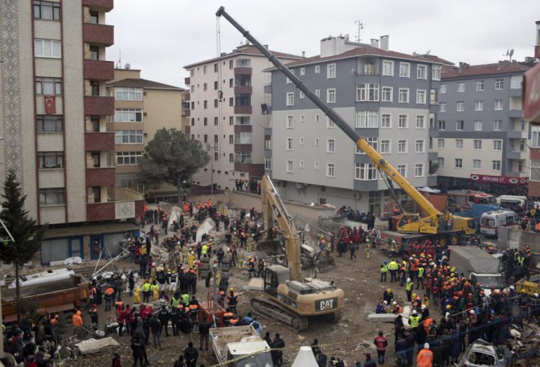 NOVO BALANÇO APONTA PARA 14 MORTOS APÓS COLAPSO DE PRÉDIO NA TURQUIA