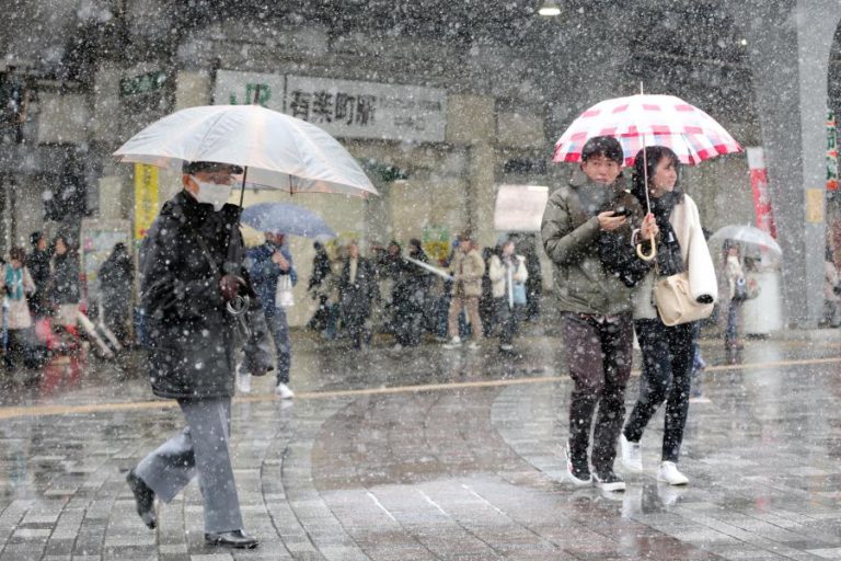FORTES NEVÕES PROVOCAM O CANCELAMENTO DE MAIS DE 100 VOOS NO JAPÃO